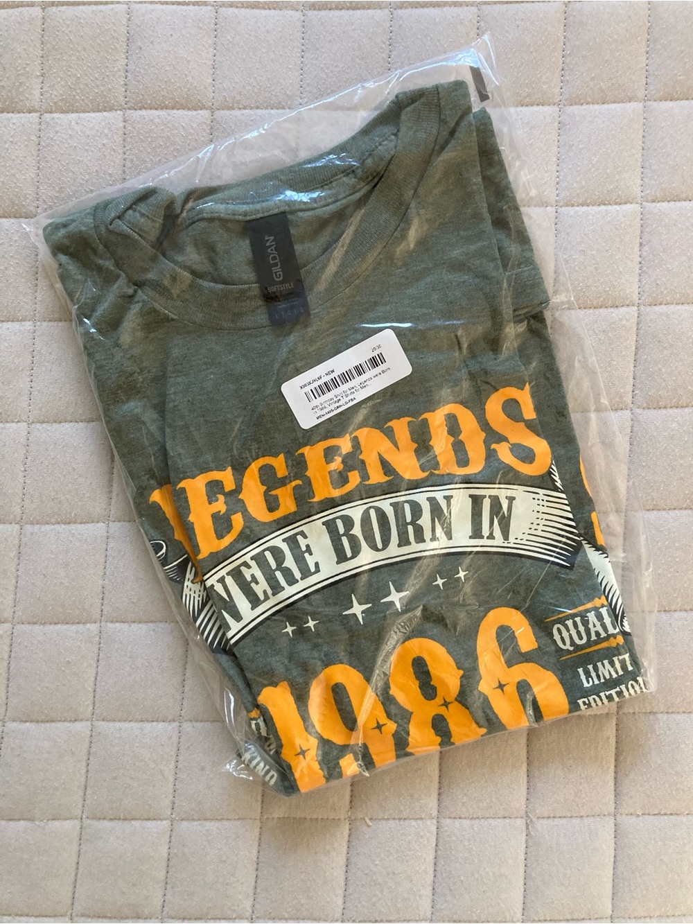 Gildan Men’s 1986/40th Birthday Short Sleeve Tee with Yellow Print